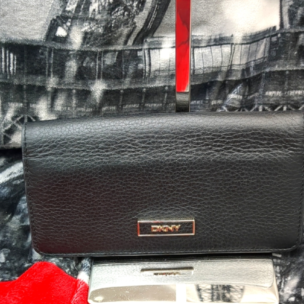 Dkny black leather wallet